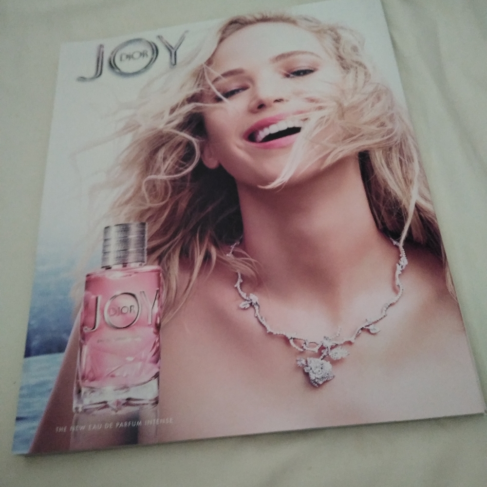 ELLE Magazine 190 Pages - Picture 4 of 7